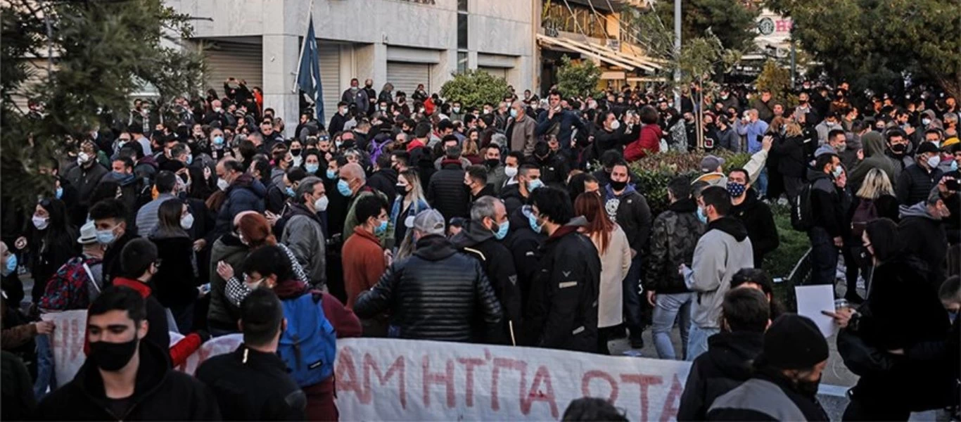 Χιλιάδες πολιτών συρρέουν στην πλατεία της Νέας Σμύρνης στην συγκέντρωση διαμαρτυρίας κατά της κυβερνητικής βίας (φώτο)